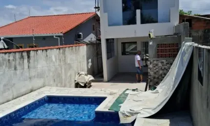 Casa com 2 quartos, piscina e churrasqueira em Itanhaém.
