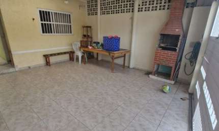 Casa com 3 quartos e churrasqueira em Praia Grande.
