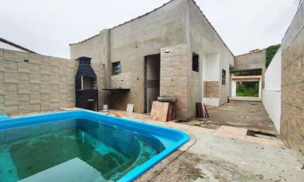 Casa com 2 quartos, piscina e churrasqueira em Itanhaém.