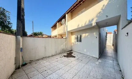 Casa com 2 quartos, área gourmet e espaço para piscina em Mongaguá.