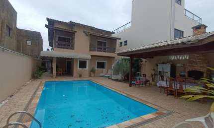 Casa com 4 quartos, piscina e área gourmet com churrasqueira em Itanhaém.