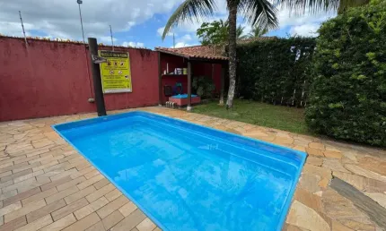 Casa em condomínio com piscina, 2 quartos e churrasqueira em Itanhaém.
