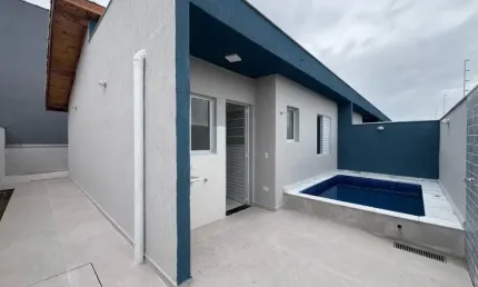 Casa em condomínio com piscina e 2 quartos em Itanhaém.