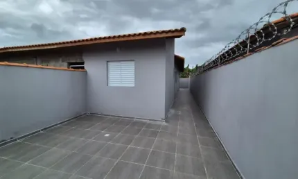Casa com 2 quartos e espaço para piscina em Itanhaém.