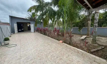 Casa com 2 quartos, churrasqueira e espaço para piscina em Itanhaém.
