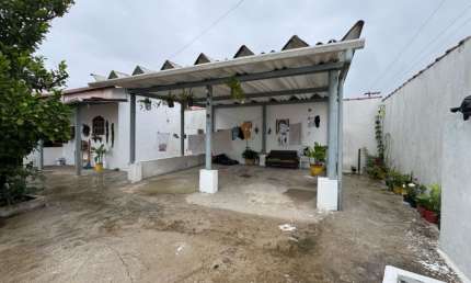 Casa com 2 quartos e espaço para piscina em Itanhaém.