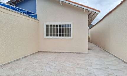 Casa com piscina, 2 quartos e churrasqueira em Itanhaém.