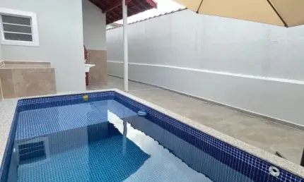 Casa com 2 quartos, piscina e churrasqueira em Mongaguá.