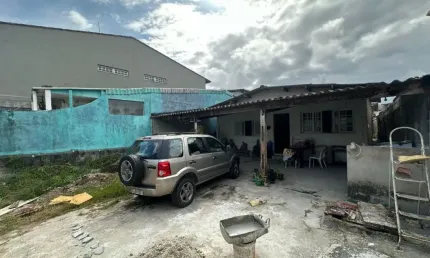 Casa com 3 quartos e espaço para piscina em Itanhaém.