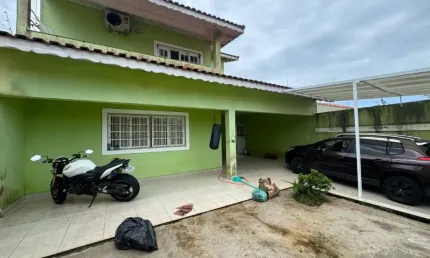 Casa à 50m do mar com 3 quartos e área gourmet em Peruíbe.