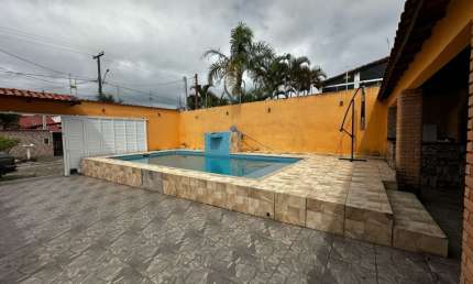 Casa na praia com 2 quartos, piscina e churrasqueira em Itanhaém.