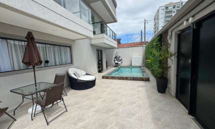 Casa com 3 quartos, piscina e área gourmet em Praia Grande.