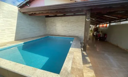 Casa com piscina, 3 quartos e churrasqueira em Peruíbe.