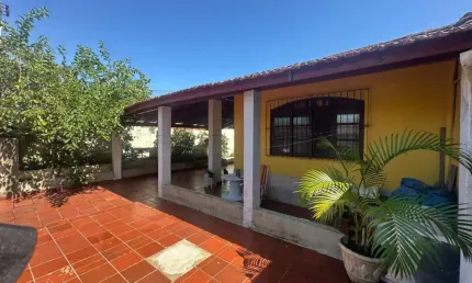 Casa com 3 quartos, jardim e espaço para piscina em Itanhaém.
