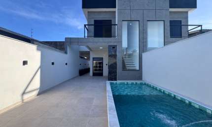 Casa com piscina, 2 quartos e área gourmet em Itanhaém.
