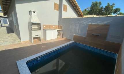 Casa com 2 quartos, piscina e churrasqueira em Itanhaém.