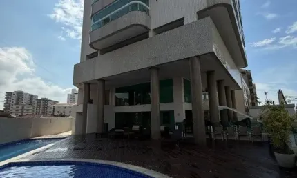 Apartamento à 50m do mar com piscina e 2 quartos em Praia Grande.