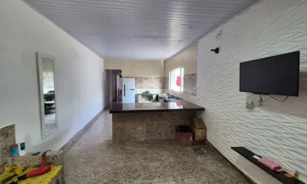 Casa com 2 quartos e área gourmet com churrasqueira em Itanhaém.