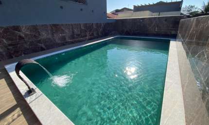 Casa à 100m do mar com piscina, 3 quartos e área gourmet em Itanhaém.