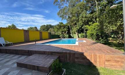 Chácara com 2 quartos, piscina e área gourmet com churrasqueira em Peruíbe.