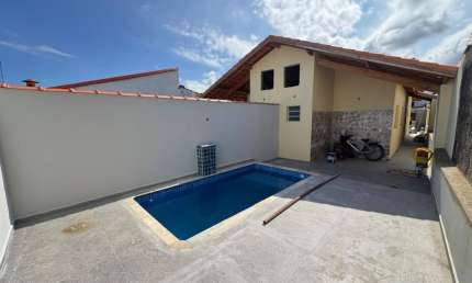 Casa com 2 quartos, piscina e área gourmet em Itanhaém.