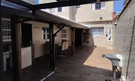 Casa na praia com 5 quartos e área gourmet em São Vicente.