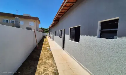 Casa em condomínio com 2 quartos e churrasqueira em Itanhaém.