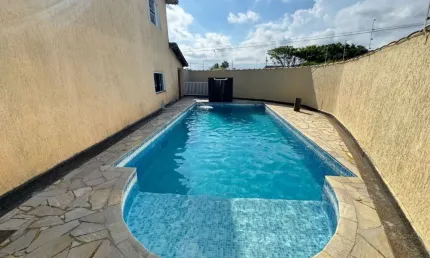 Casa na praia com piscina, 4 quartos e churrasqueira em Itanhaém.