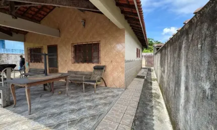 Casa com 2 quartos, jardim e espaço para piscina em Itanhaém.
