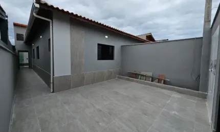 Casa com 3 quartos, piscina e área gourmet em Mongaguá.