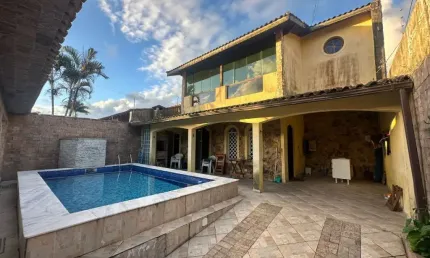 Casa na praia com 3 quartos, piscina e churrasqueira em Peruíbe.