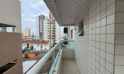 Apartamento com 2 quartos, área gourmet e piscina em Praia Grande.