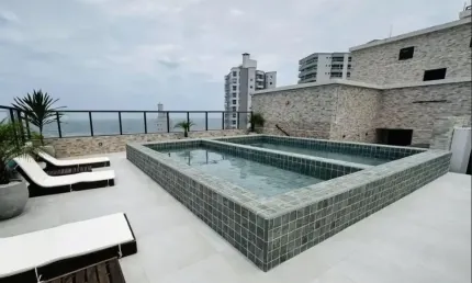 Apartamento com piscina e 2 quartos em praia grande.