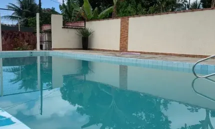 Casa em condomínio com piscina, 2 quartos e churrasqueira em Itanhaém.
