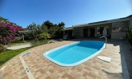 Casa com 3 quartos, piscina e churrasqueira em Peruíbe.