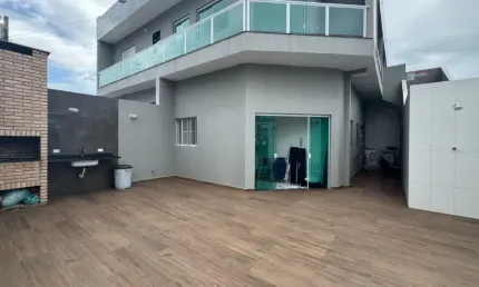 Casa à 450m do mar com 2 quartos e churrasqueira em Peruíbe.