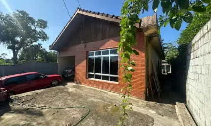 Casa com 4 quartos, edícula e espaço para piscina em Peruíbe.