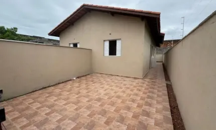 Casa com 2 quartos e espaço para piscina em Itanhaém.