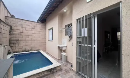 Casa em condomínio com piscina e 2 quartos em Itanhaém.