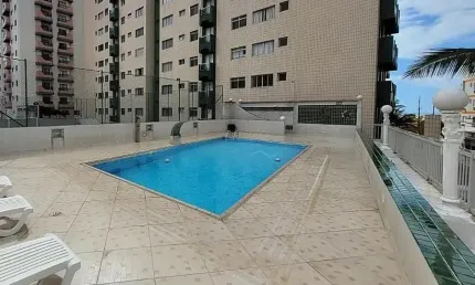Apartamento à 50m do mar com piscina e área gourmet em Praia Grande.