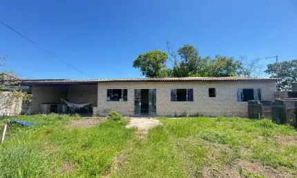 Casa com 2 quartos, espaço gourmet e lago em itanhaém.