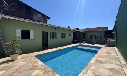 Casa com 3 quartos, piscina e área gourmet com churrasqueira em itanhaém.
