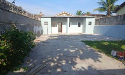 Casa com 2 quartos, espaço para piscina e jardim em Itanhaém.