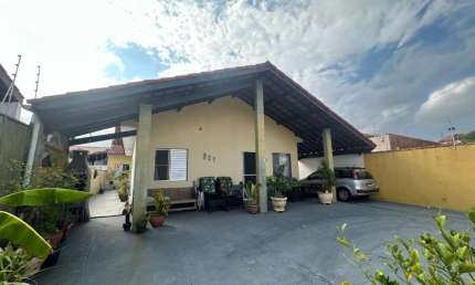 Casa à 50m do mar com 2 quartos e área gourmet com churrasqueira em Itanhaém.