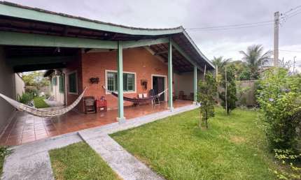 Casa na praia com piscina, 3 quartos e jardim em Itanhaém.