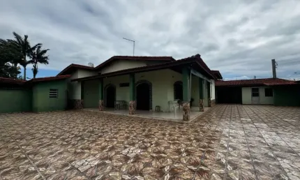 Casa com 3 quartos, churrasqueira e espaço para piscina em Itanhaém.