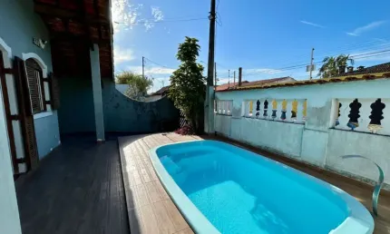 Casa na praia com 3 quartos, piscina e área gourmet em Peruíbe.
