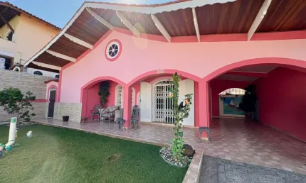 Casa à 300m do mar com 3 quartos, piscina e área gourmet em Peruíbe.