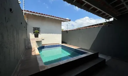 Casa na praia com piscina, 2 quartos e churrasqueira em Mongaguá.