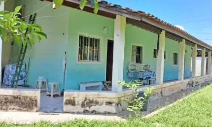 Casa à 80m do mar com 2 quartos, espaço para piscina e jardim em Itanhaém.